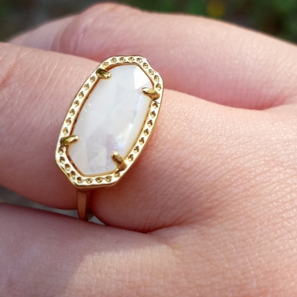 White shell bezel set ring - Picture 5 of 6
